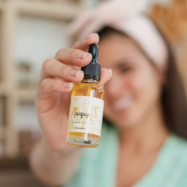 Serum Facial PUQUY Piel Madura: 40 a más - Perfecta para pieles secas y maduras, Reduce la aparición de líneas finas y arrugas. Ayuda a aclarar las manchas oscuras causadas por la exposición al sol. Protege la piel contra el daño solar. Restaura la elasticidad de la piel.CONTENIDO:&nbsp;Aceite de jojoba, oleato de bambú, aceite de argán, aceite de germen de trigo, aceite de aguacate, aceite de rosa mosqueta, aceite de aguaje, aceite esencial de rosas, vitamina E.