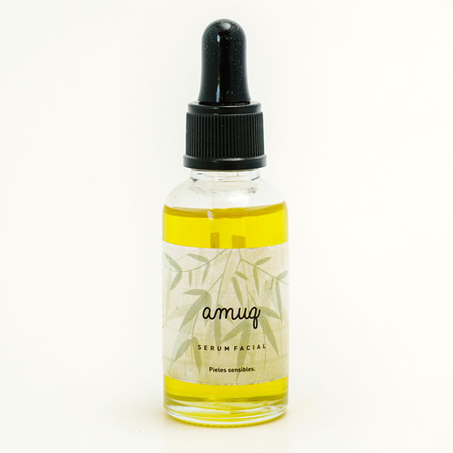 Serum Facial AMUQ Piel Sensible - Perfecto para pieles sensibles o con problemas con acné, con sus propiedades antinflamatorias, regenerador, hidrata la piel, rico en vitaminas, ligero y de fácil absorción, ofrece protección UV natural por las propiedades del bambú. perfecto para uso diario.CONTENIDO: Aceite de almendras, aceite de argán, aceite de shacha inchi, aceite de pepita de uva, aceite de jojoba, oleato de bambú, oleato de cola de caballo, aceite esencial de ylang ylang. Vitamina E.