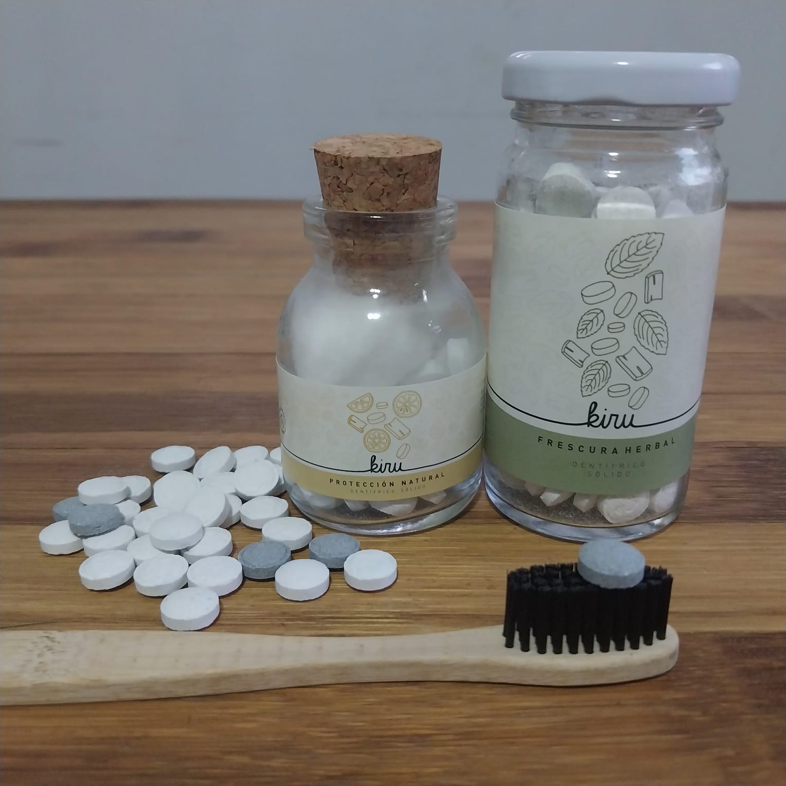 Dentífrico en Pastillas - Protección Natural - Pasta dental artesanal con ingredientes naturales para tener dientes y lengua muy limpios. Con una agradable sensación de frescura a menta y naranja.